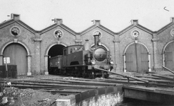 165316 Afbeelding van de stoomlocomotief nr. 7302 (serie 7300) van de N.S. bij de locomotiefloods te Delfzijl.